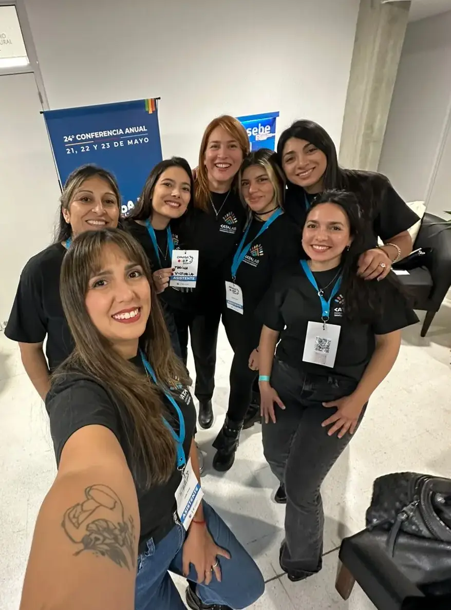 Equipo de Catalab en una reunión de trabajo